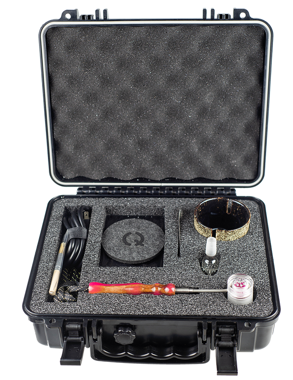 This is the Qaroma GO Kit from QaromaShop available at Ritual. Featuring a digital PID temperature controller, 20mm heater coil, StabWood coil handle, glass adapter bowl, 3mm aroma ruby pearls, 17mm stainless steel screens, stainless steel scoop tool, Qaroma Housing, and a Suet Jade Porcelain Stand. A flavorful ball vape that delivers impressive clouds.